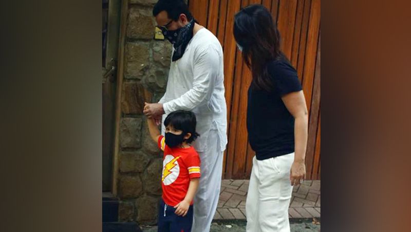 Saif Ali khan hanging Arround on mumbai road with Son Taimur ali khan in Rain See Photos KPY