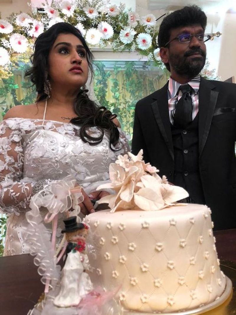 வனிதா மூன்றாவது திருமணம் செய்து கொண்ட விஷயம் பல்வேறு விமர்சனங்களுக்கு ஆளாகி வரும் நிலையில், இந்த விஷயத்தில் புதிதாக சிக்கி இருப்பவர் பிரபல தனியார் தொலைக்காட்சி மூலம் காமெடியனாக அறியப்பட்ட நாஞ்சில் விஜயன்.