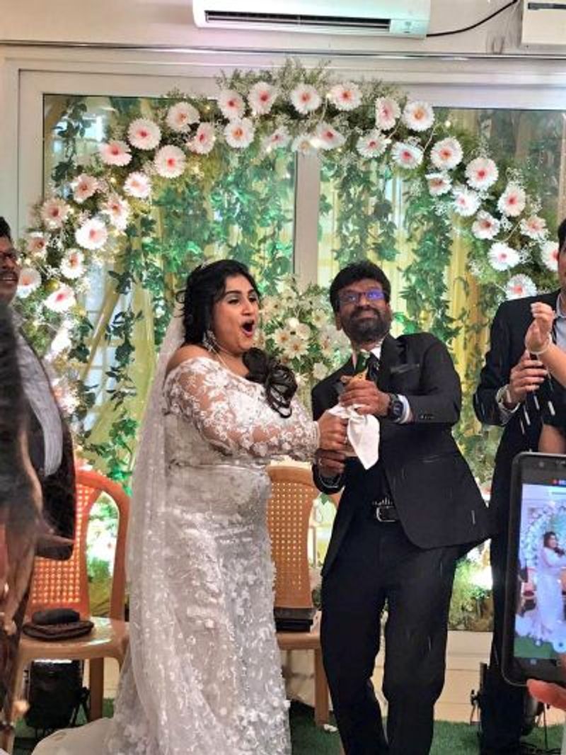 அதே போல், தன்னை குடிகாரர் என்று மனைவி கூறுவதை ஏற்று கொள்வது போல் பேசிய பீட்டர் பால், மனைவி தன்னை புரிந்துக்கொள்வில்லை என்கிற சோகத்தில் தான், ட்ரிங்க் செய்ய துவங்கினேன். ஆனால் அது போதை மறுவாழ்வு மையத்தில் சேர்க்கும் படியெல்லாம் செல்லவில்லை என்றும், உண்மையில் தனக்கு ட்ரிங்க் பண்ணுவது சுத்தமாக பிடிக்காது, அதை மீறி நான் இப்படி செய்திருந்தால் எந்த அளவிற்கு என் மனம் புண் பட்டிருக்கும் என தன்னுடைய வேதனையை பகிர்ந்துள்ளார்.
