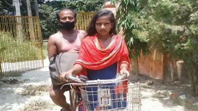 दरअसल, ज्योति के चाचा की 10 दिन पहले मौत हुई थी। उनके पिता अपने भाई की रसोई को लेकर परिवार और समाज के लोगों के साथ बातचीत कर रहे थे। इसी दौरान वह अचानक जमीन में गिर पड़े और उनकी मौत हो गई। ग्रामीणों के मुताबिक, उनकी मौत हृदय गति रुकने से हुई है। बेटी ज्योति का रो-रोकर बुरा हाल है।
(फाइल फोटो)