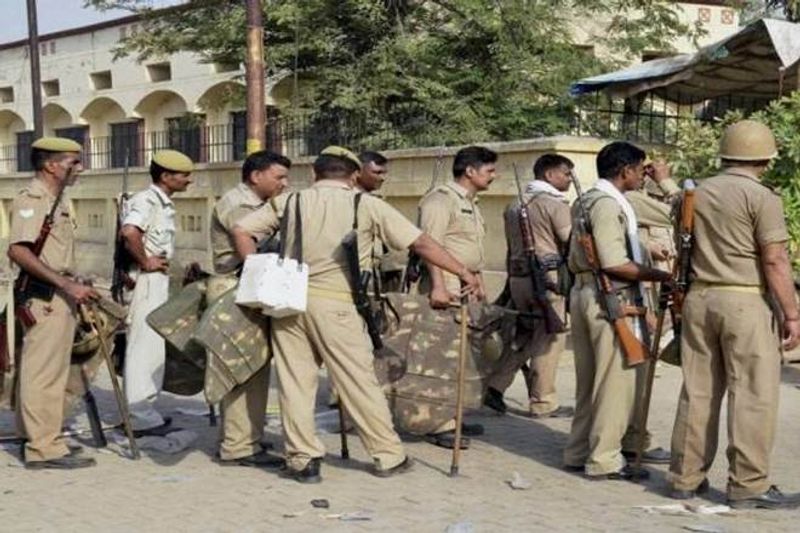 sub inspector Mahesh Yadav martyred after a dozen bullets of miscreants Many policemen saved their lives from brilliant thinking kpl
