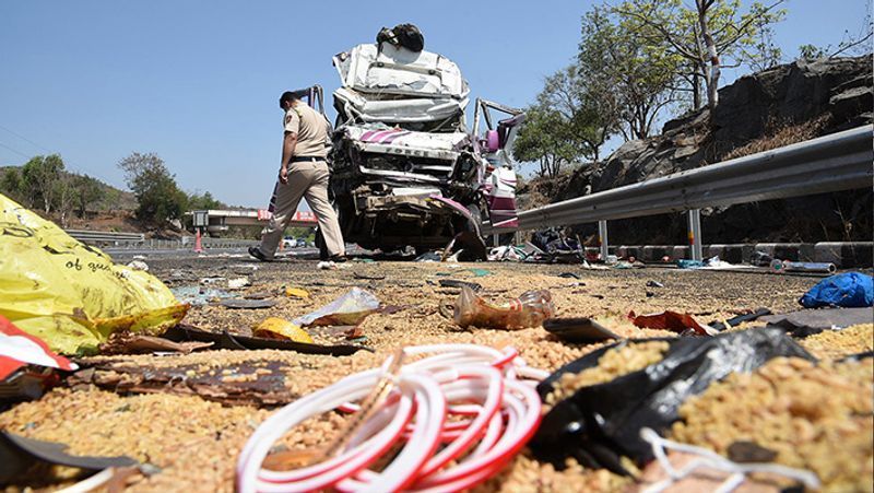 Simdega News, Shocking pictures related to road accidents kpa