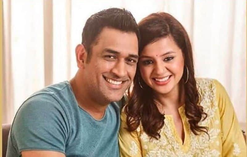 ধোনি ও সাক্ষীর সম্পর্কের শুরু কলকাতায়। তখন তাজ হোটেলে ইন্টার্নশিপ করছেন সাক্ষী। ভারত-পাকিস্তান ম্যাচ খেলতে কলকাতায় গিয়েছিলেন ধোনি। সেখানেই দুই জনের আলাপ।