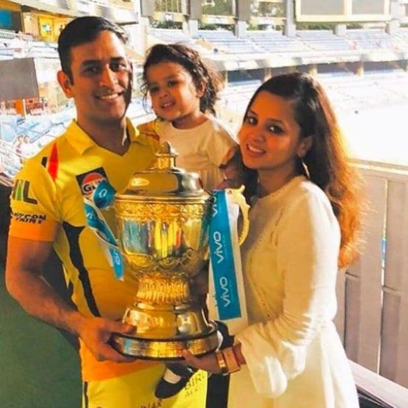 ধোনির কঠিন সময়ে সব সময় পাশে থেকেছেন সাক্ষী। পরবর্তীতে ধোনির পরিবারে আসে একটি ছোট্ট টুকটুকে কন্যা সন্তান। নাম জিভা। বর্তমানে ক্রিকেট থেকে দূরে থাকলেও, সুখ দাম্পত্য জীবন উপভোগ করছেনন ক্যাপ্টেন কুল।