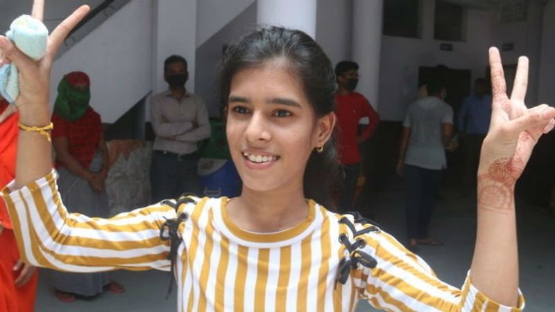 mp board 10th result 2020 10th class bhopal topper karnika mishra success story kpr