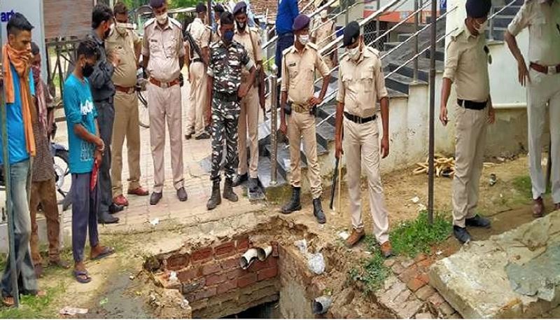 Banks were digging to dig tunne l, open pole during cleaning of drain, this material was found asa