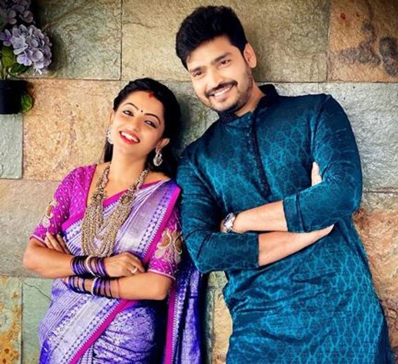 నవ్య స్వామి కామెంట్ క్రింద... రవి కృష్ణ లవ్ సింబల్స్ కూడిన రెస్పాన్స్ ఇవ్వడం జరిగింది. ప్రేమికులు కాదంటూనే రవి కృష్ణ ఆమెకు ఆ పద్దతిలో రిప్లై ఇవ్వడం ఆసక్తికరంగా మారింది.