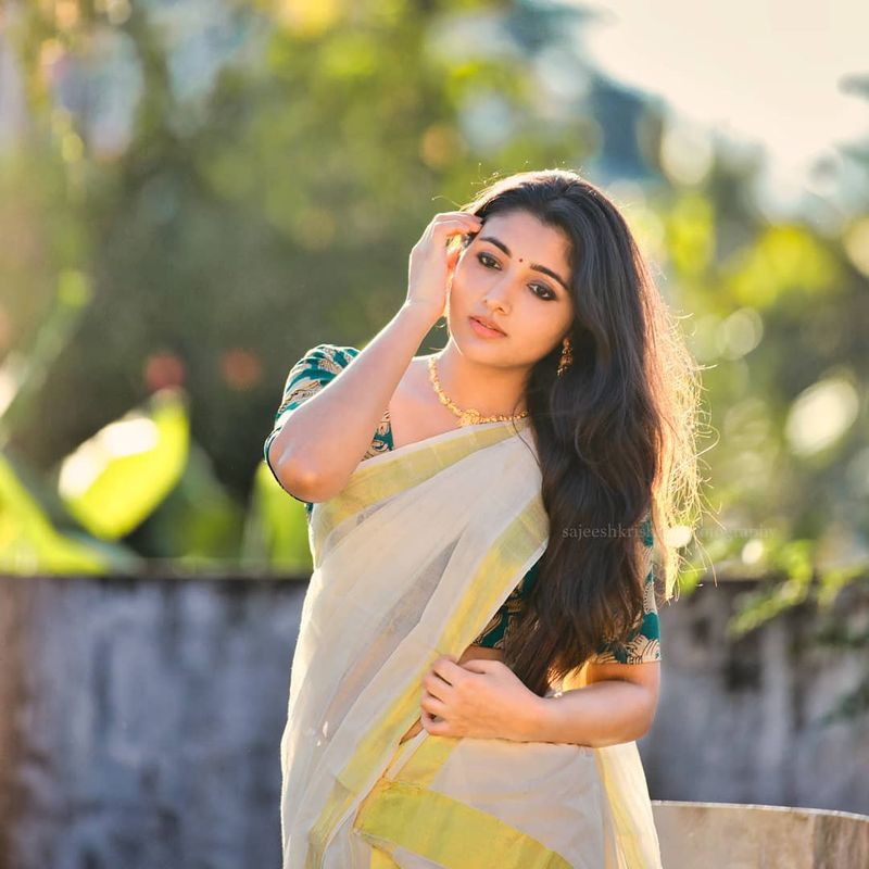 கேரளத்து புடவையில் நச்சுனு இருக்கும் மிர்னா 