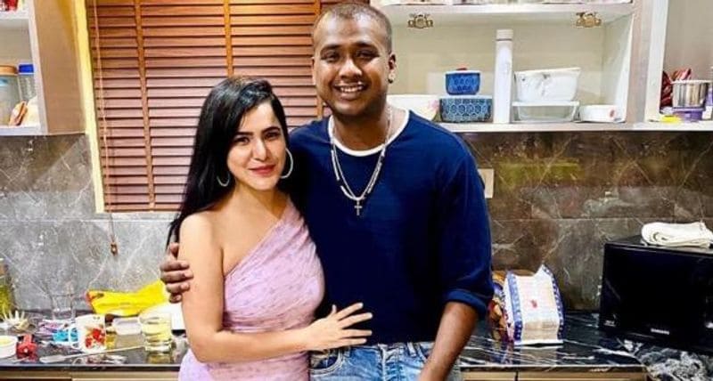 అయితే కొద్ది రోజులుగా రాహుల్, అషు రెడ్డిలు తరుచూ పార్టీల్లో కలిసి కనిపిస్తున్నారు. ఈ నేపథ్యంలో రాహుల్, అషుతో రిలేషన్లో ఉన్నాడన్న చర్చ జరుగుతోంది. ఈ నేపథ్యంలో ఓ నెటిజెన్ సోషల్ మీడియా వేదికగా రాహుల్ను అషుతో రిలేషన్ గురించి ప్రశ్నించాడు.