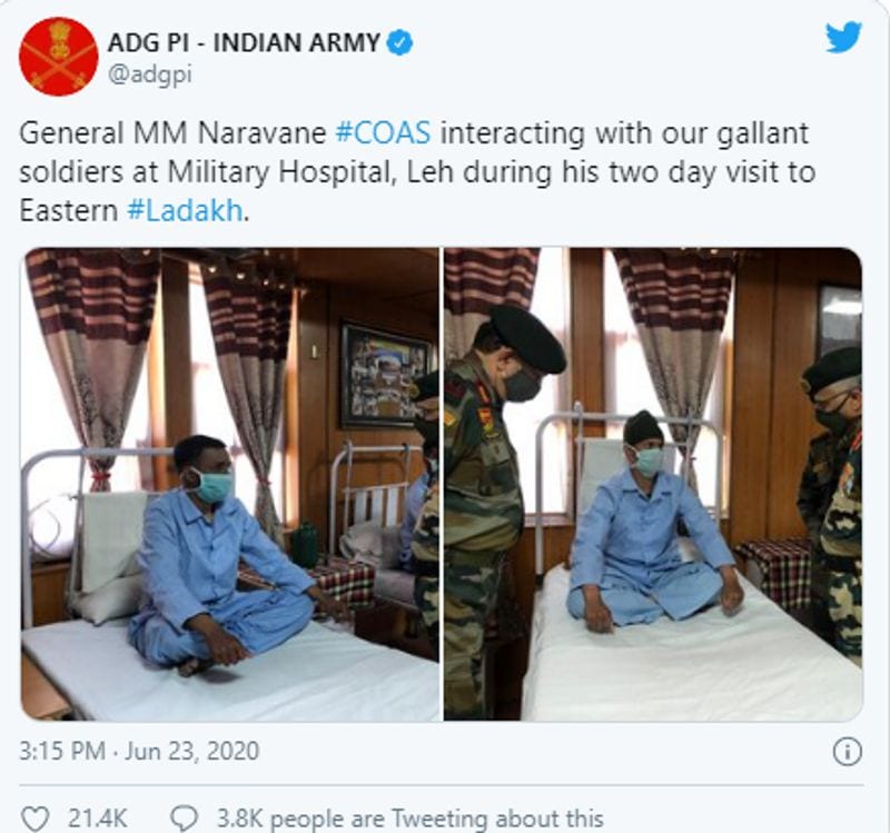 फ़ैक्ट-चेक
अब बात आती है कि क्या वाकई ये अस्पताल तुरंत तैयार किया गया था? तो हम आपको बता दें कि अपनी पूर्वी लद्दाख की 2 दिवसीय विज़िट के दौरान 23 जून को इसी वॉर्ड में सैनिकों से मिलने आर्मी के चीफ़ जनरल मनोज मुकुंद नरवाणे पहुंचे थे। आर्मी के चीफ़ जनरल मनोज मुकुंद नरवाणे के विज़िट का वीडियो पोस्ट किया गया है। इस वीडियो में वहीं रूम मौजूद है जिसमें पीएम घायल सैनिकों से मिले थे। 