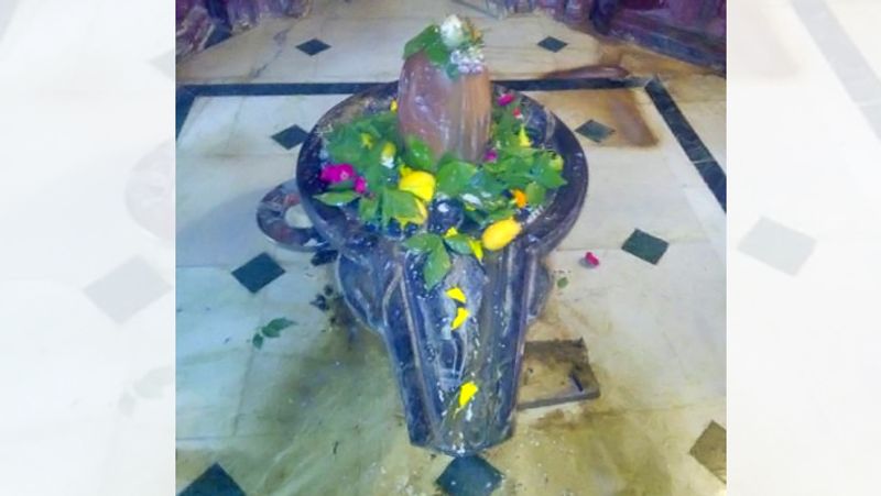 <p>এই মন্দিরে শিবলিঙ্গের রঙ সকালে কালো, বিকেলে বাদামী এবং এবং রাতে হালকা শ্বেত বর্ণ ধারণ করে। এই মন্দির সম্পর্কে এমন একটি বিশ্বাসও রয়েছে যে অশ্বত্থামা এবং আলহা-উদাল মধ্যরাতেও এই মন্দিরে পুজো করতে আসেন এবং যখন তারা আসেন, হঠাৎ বজ্রপাত শুরু হয় এবং আবহাওয়া ছাড়াই বৃষ্টি হয়। </p>
