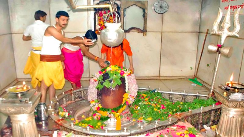 <p>উত্তর প্রদেশের লিলুতিনাথ শিব মন্দির- এই লিলুতি নাথ শিব মন্দির উত্তর প্রদেশের পিলিভিত জেলায় অবস্থিত। মনে করা হয় যে, এই শিব মন্দিরটি মহাভারত আমলে গুরু দ্রোণাচার্যের পুত্র অশ্বত্থমা প্রতিষ্ঠা করেছিলেন। এই শিবলিঙ্গটিও দিনে তিনবার তার রঙ পরিবর্তন করেন। </p>
