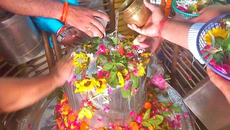 <p>চৈত্র মাস জুড়ে শিব লিঙ্গে জল ঢাললে তিনি ভক্তদের মনোস্কামনা পূর্ণও করেন। শিবকে প্রসন্ন করার সবথেকে সহজ উপায় এটিই। </p>