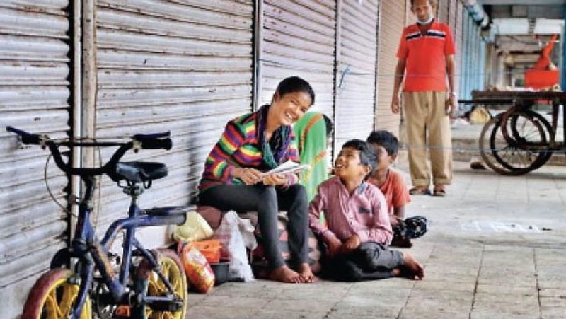 Education and Talents: Bharti Khandekar of Indore achieved 68 percent marks in 10th by staying on the footpath kpa