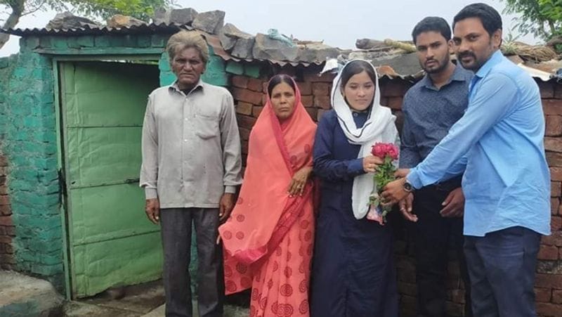 Education and Talents: Bharti Khandekar of Indore achieved 68 percent marks in 10th by staying on the footpath kpa