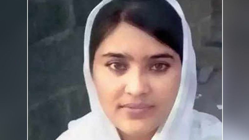 Education and Talents: Bharti Khandekar of Indore achieved 68 percent marks in 10th by staying on the footpath kpa