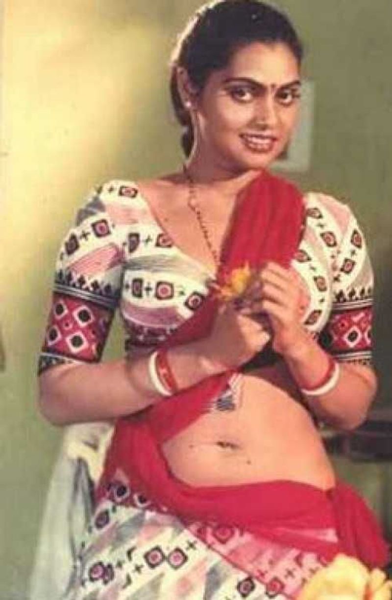 புகழின் உச்சில் இருந்த போதும் சாதாரண பெண்ணாக வலம் வர வேண்டும் என ஆசைப்பட்டார். மூன்றாம் பிறை போல் ஒரு படத்தில் நடித்துவிட்டு, திருமணம் செய்து கொண்டு செட்டில் ஆக வேண்டும் என்ற சில்க் ஸ்மிதாவின் ஆசை நிறைவேறாமலே போனது. 
