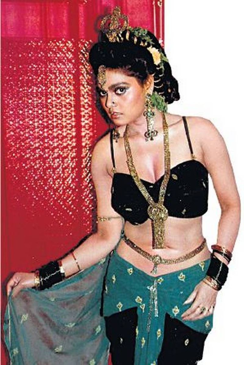 சில்க் ஸ்மிதா தற்கொலை செய்து கொள்வதற்கு முன்பு கடைசியாக நடிகையும், தனது தோழியுமான அனு ராதாவிற்கு தான் போன் செய்துள்ளார். ஏதோ காரணங்களால் அனு ராதாவால் அன்று இரவு சில்க் ஸ்மிதாவை சந்திக்க முடியாமல் போக, மறுநாள் காலையில் அவர் தற்கொலை செய்து கொண்ட செய்தி மட்டுமே அனு ராதாவிற்கு கிடைத்துள்ளது. 