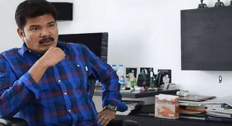இது ஷங்கர் தனக்காக ஒதுக்கியுள்ள அறை இங்கு தான் வேலை விஷயமாக வருபவர்களை சந்திப்பார் 