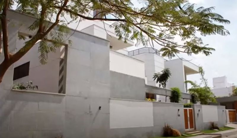 இது அவருடைய வீட்டின் பக்க வாட்டு பகுதிகள், இயற்க்கை எழில் சூழ அமைந்துள்ளது வீடு 