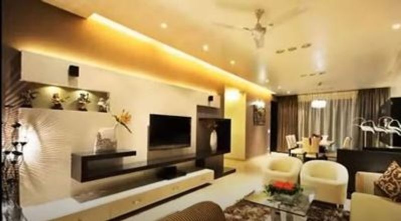 గ్రాండ్గా అరేంజ్ చేసిన ఇంటీరియర్ తో టీవీ వాల్
