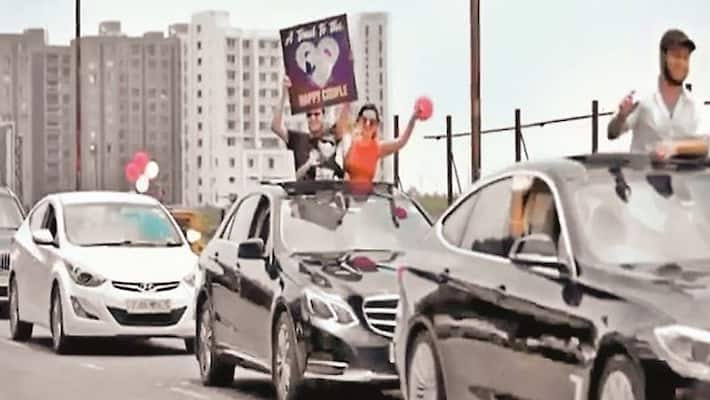 gujarat news unique wedding in corona bride and groom posters in hand an leaving the balloons kpr gujarat news unique wedding in corona bride and groom posters in hand an leaving the balloons kpr