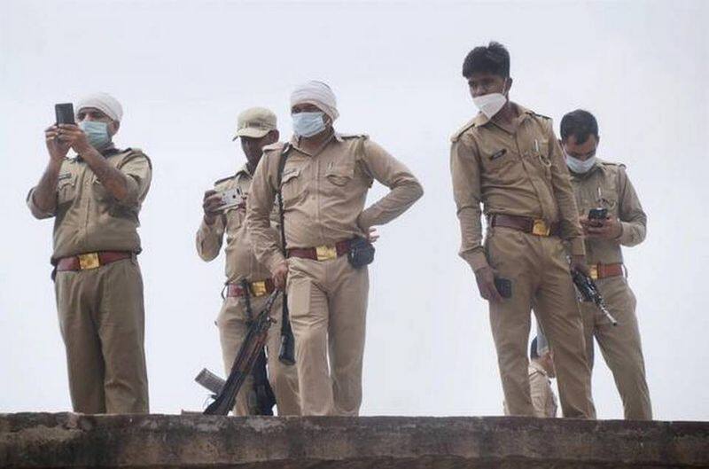 policemen of chaubepur station under radar,  four officers suspended for leaking information