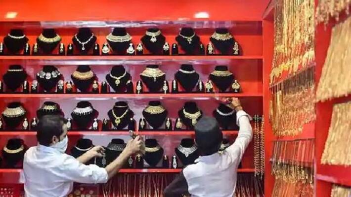 Gold prices today: gold rates fall for 4th day in row down rs.1,000 Gold prices today: gold rates fall for 4th day in row down rs.1,000