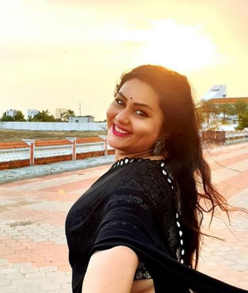பளீச் சிரிப்பில் கொள்ளை அழகு 