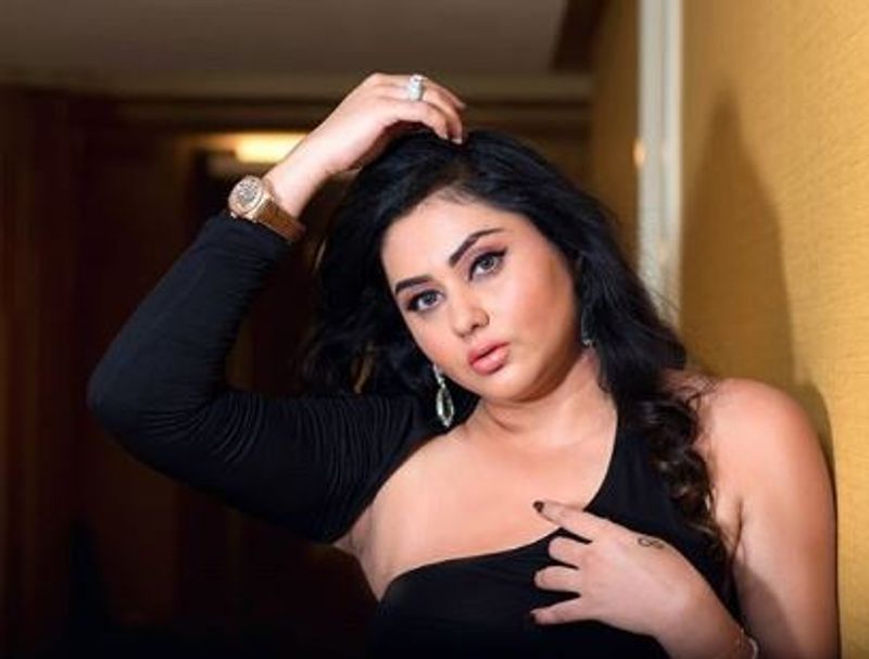 முடியை கோதியபடி கூல் போஸ் 