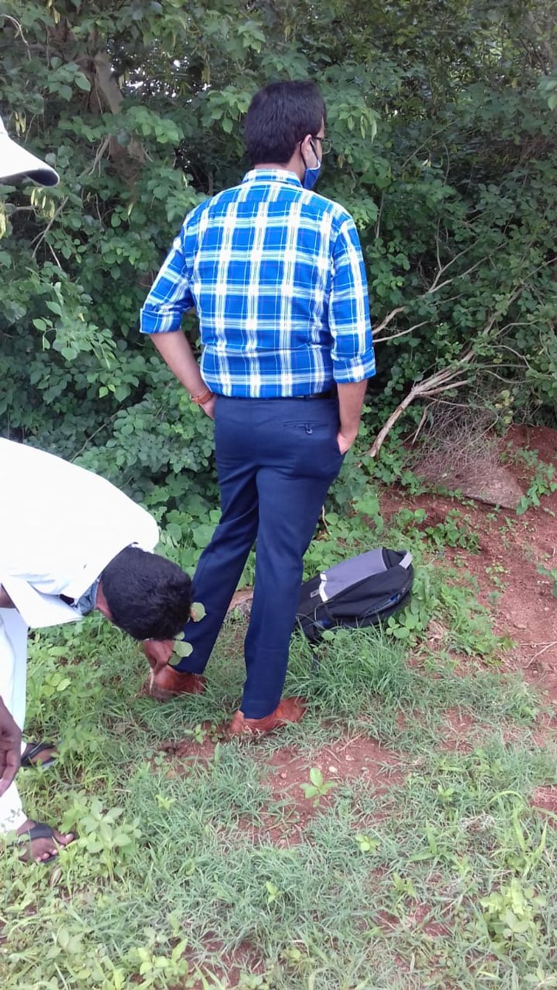 Trainee Collector Gets his shoes cleaned by attender