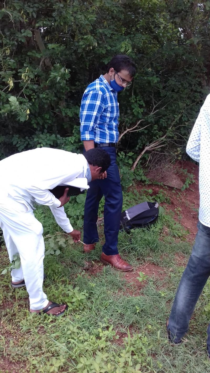 Trainee Collector Gets his shoes cleaned by attender