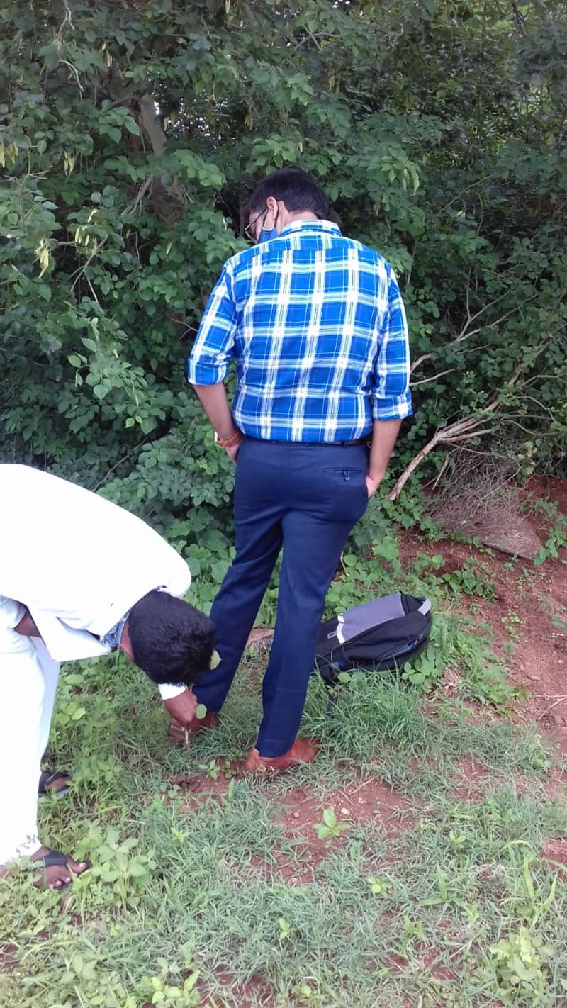 Trainee Collector Gets his shoes cleaned by attender
