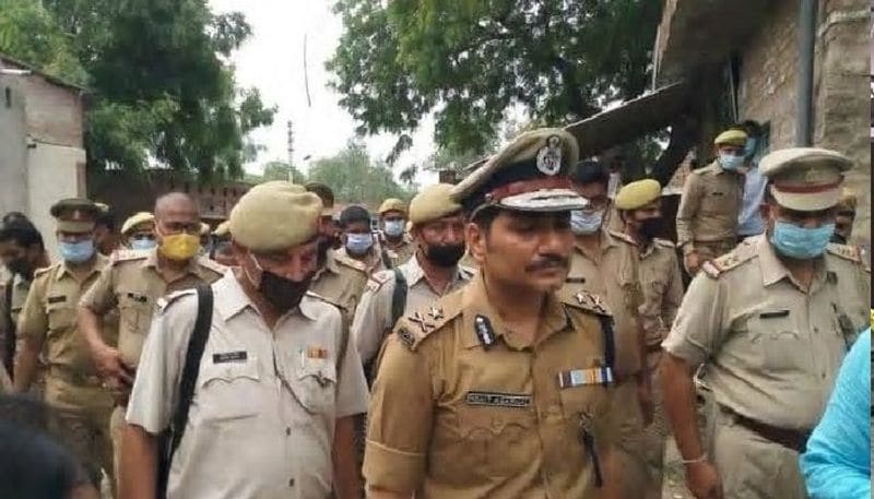 বিকাশের গাড়িতে ৫ পুলিশ কর্মী ছিলেন। তার পাশে এবং সামনেও পুলিশ ছিল। তা সত্বেও বিকাশের পালানোর বিষয়টা মানতে রাজি নয় অনেকে। তার হাতে হাতকড়া পরানো ছিল না কেন, সেকথাও শোনা যাচ্ছে।