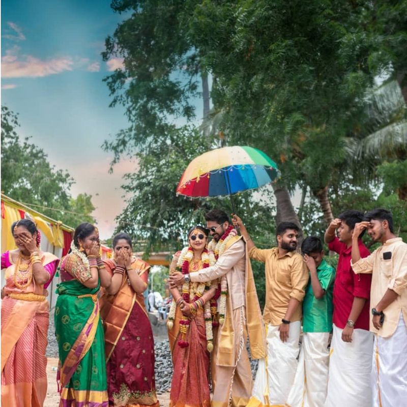 தற்போது கொரோனா அச்சம் காரணமாக போடப்பட்டுள்ள ஊரடங்கினாள் இவரது திருமணம், இவருடைய சொந்த ஊரான திண்டுக்கல்லில் உள்ள கோவில் ஒன்றில் மிகவும் எளிமையாக நடந்துள்ளது.