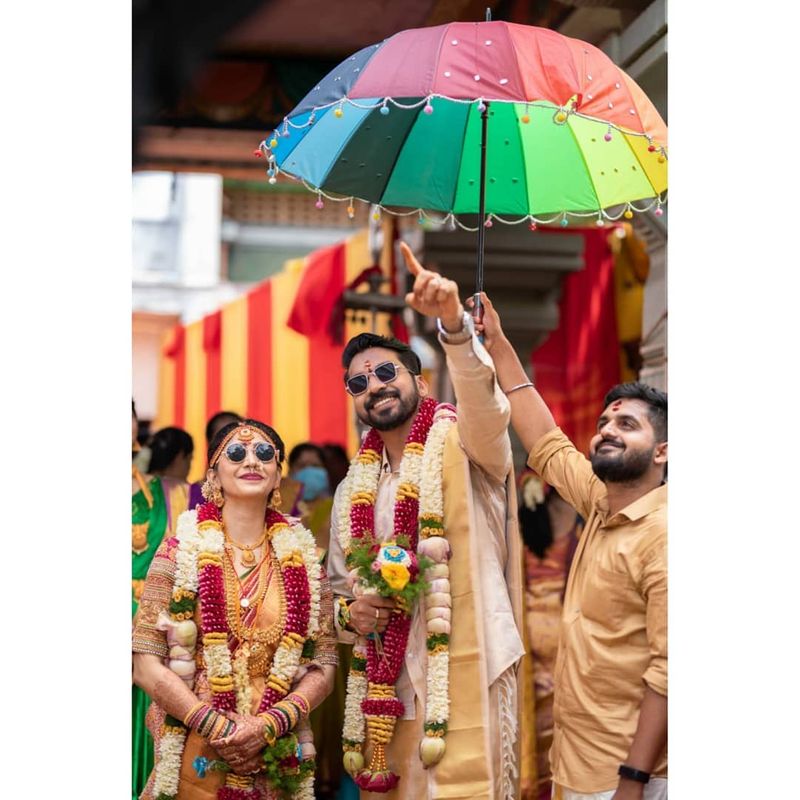 இந்நிலையில் தன்னுடைய திருமண புகைப்படத்தை வெளியிட்டுள்ள இவருக்கு தொடர்ந்து பலர் தங்களுடைய வாழ்த்துக்களையும் தெரிவித்து வருகிறார்கள். 