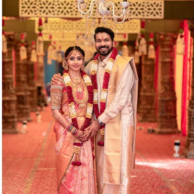 திருமணம் முடிந்த கையேடு... மிகவும் மகிழ்ச்சியாக எப்படி போஸ் கொடுக்கிறார் விஜித் என்பதை நீங்களே பாருங்கள்.
