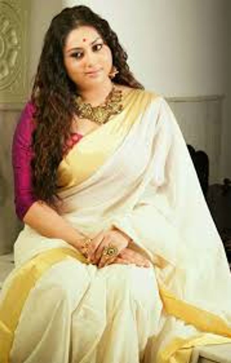 அடக்கமான அழகில் நமீதா