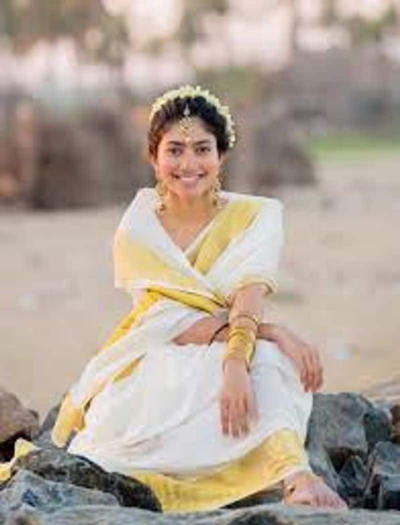 என்ன தான் கோத்தகிரிக்கார பொண்ணா இருந்தாலும் சாய் பல்லவி கேரள நடிகைகளுக்கே டப் கொடுக்கும் பியூட்டி 