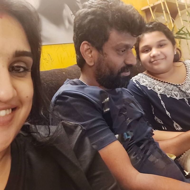 Are you dont shame on vanitha sharing Lip lock photos in social media Elizabeth Helen Slams Peter paul