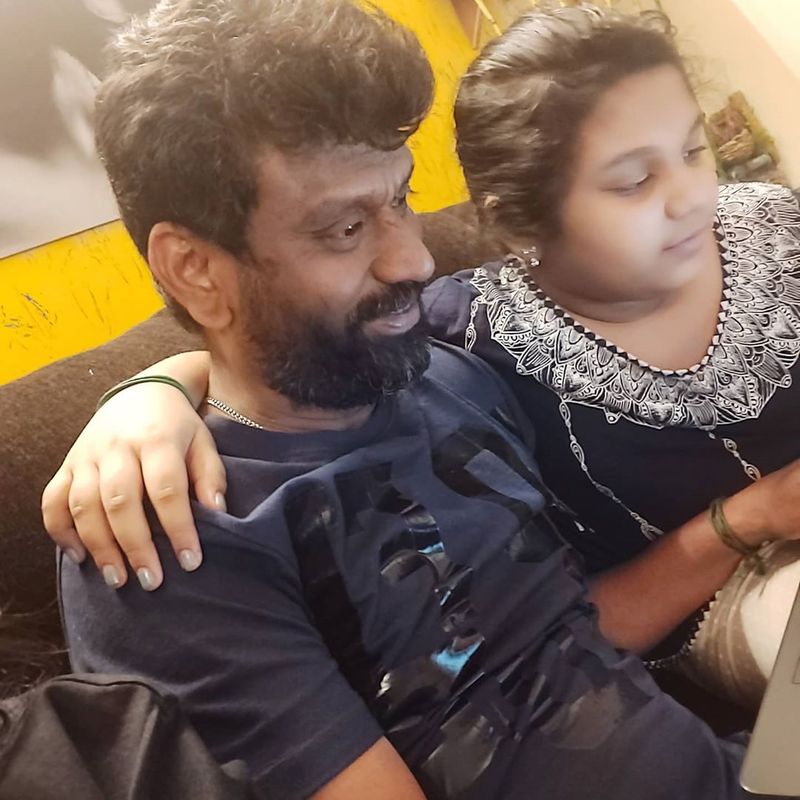 இந்த பேட்டியில்... தன்னுடைய பூர்வீகம் காரைக்குடி என்றும், தன்னுடைய நான்கு வயதிலேயே அப்பா இறந்து விட அம்மா தான் அக்கா, தங்கை நான் உட்பட அனைவரையும் தனியாக நின்று வளர்த்தார். திரை துறை மீது ஆர்வம் இருந்ததால், நானே சென்னைக்கு வந்து பிரசாத் ஸ்டுடியோவில் வேலைக்கு சேர்ந்தேன். பின் மெல்ல மெல்ல திறமைகளை வளர்த்து கொண்டு, ஹாலிவுட், பாலிவுட் திரையுலகில் கூட பணியாற்றியுள்ளதாக தெரிவித்தார்.