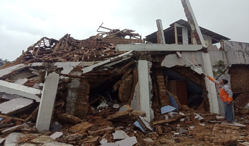 why worlds largest country based on islands indonesia is worst hit by earthquakes kph