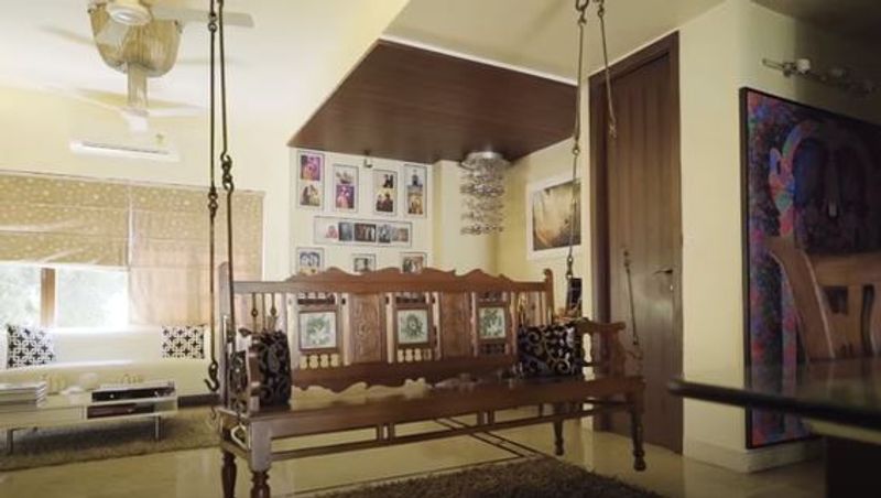 மர ஊஞ்சல் மற்றும் கண்ணை கவரும் இன்டீரியர் வேலைப்பாடு 