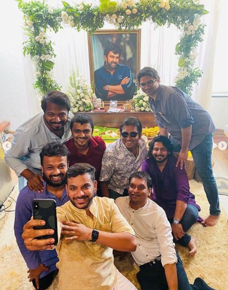 அவரது புகைப்படம் முன்பு நின்று பலரும் செல்ஃபி எடுத்துக்கொண்டனர்