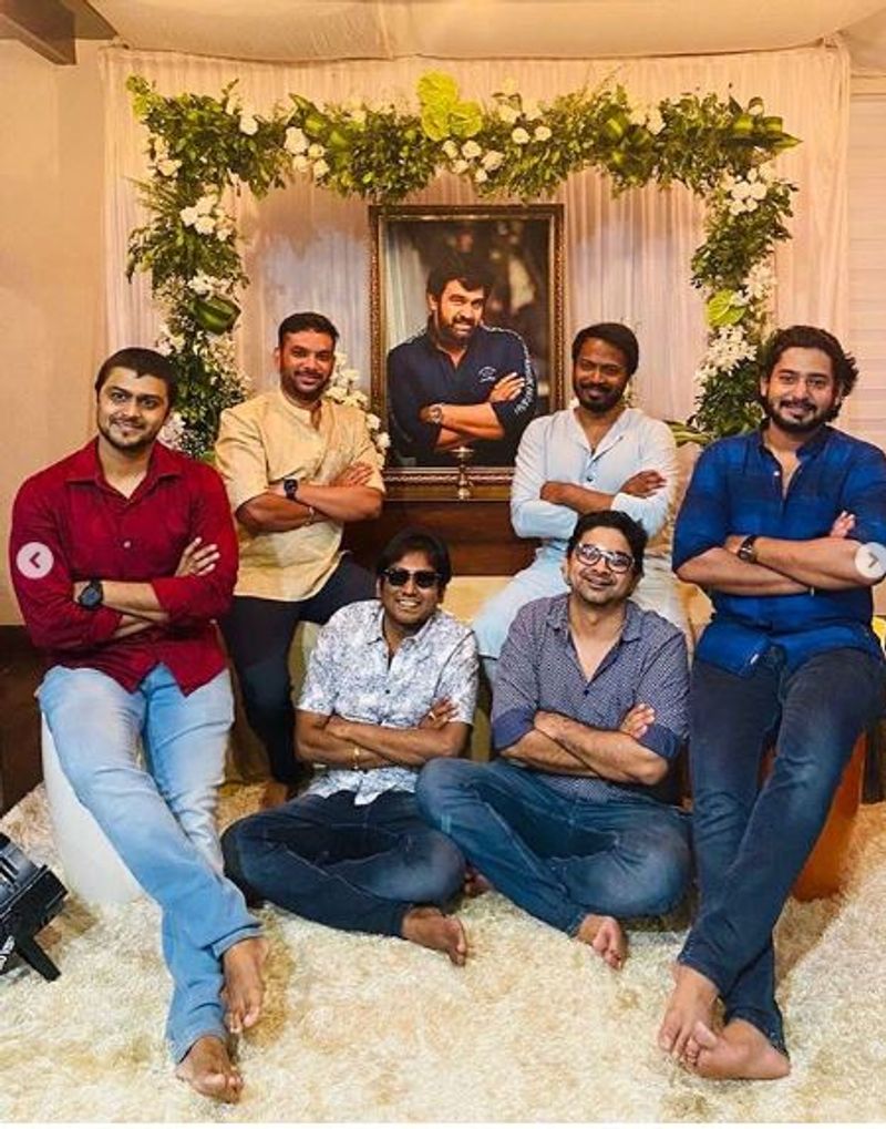 என் அன்புள்ள சிரு... சிரு என்றாலே கொண்டாட்டம்... என்னுடன் எப்போதும் இருக்கும். எனக்கு தெரியும் இதை நீங்கள் வேறு வழியில்லாமல் ஏற்றுக்கொண்டீர்கள்!. சிரு தான் நான் சிரிக்க காரணம்...