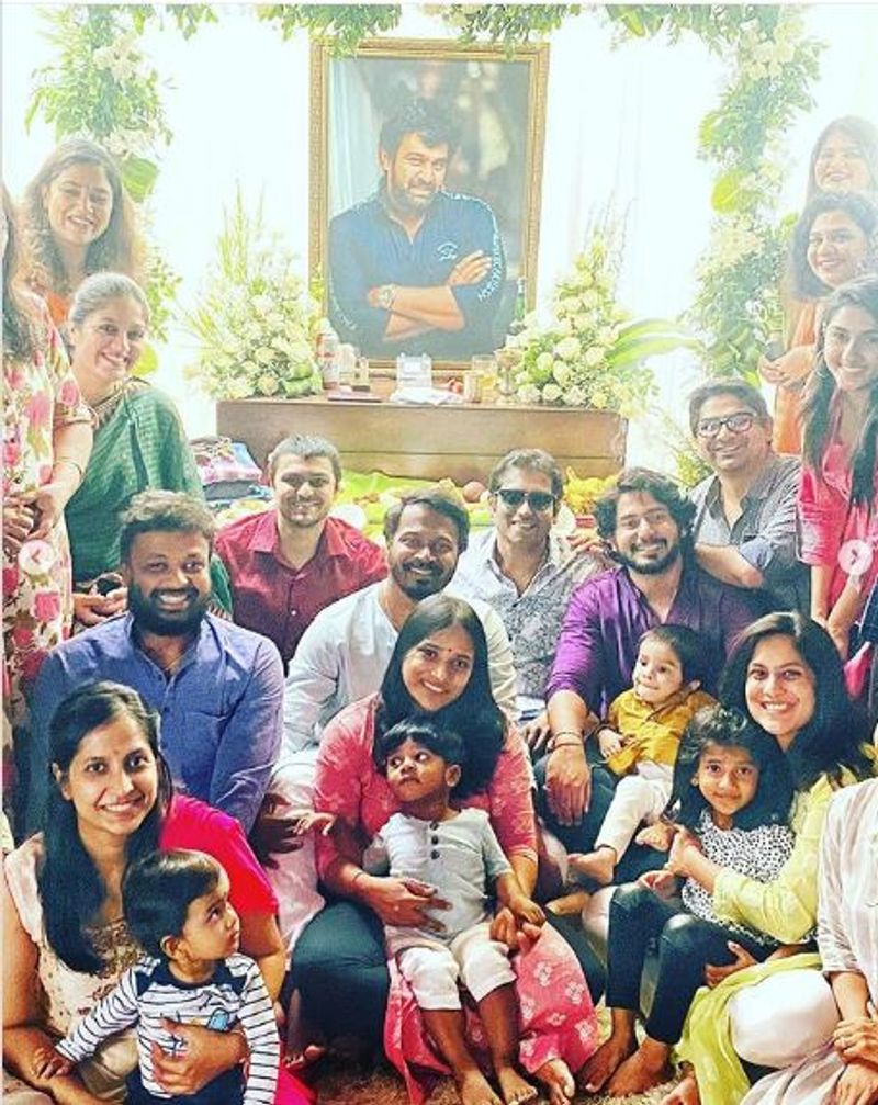 அதை ஆமோதிக்கும் வகையில் சிரஞ்சீவி சார்ஜாவின் பிரார்த்தனை கூட்டத்தில் பங்கேற்ற பலரும் சிரித்த முகத்துடன் இருந்தனர். 
