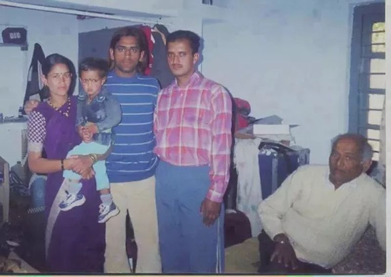 MS Dhoni reached the top of success from small town 10 unseen photos kpl