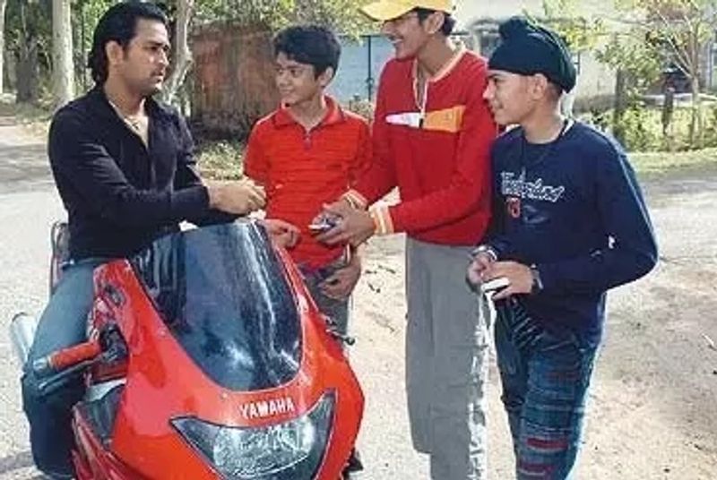 MS Dhoni reached the top of success from small town 10 unseen photos kpl