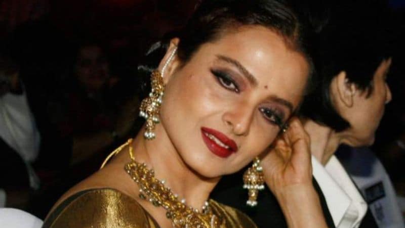when actress rekha film Do Shikaari was hang for ten years due to kissing scene KPJ