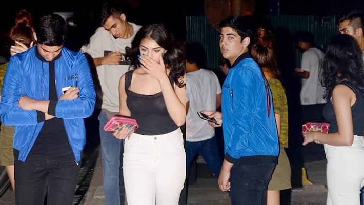 akshay kumar son aarav enjoying with mystery girl see photographers and hide face KPJ akshay kumar son aarav enjoying with mystery girl see photographers and hide face KPJ